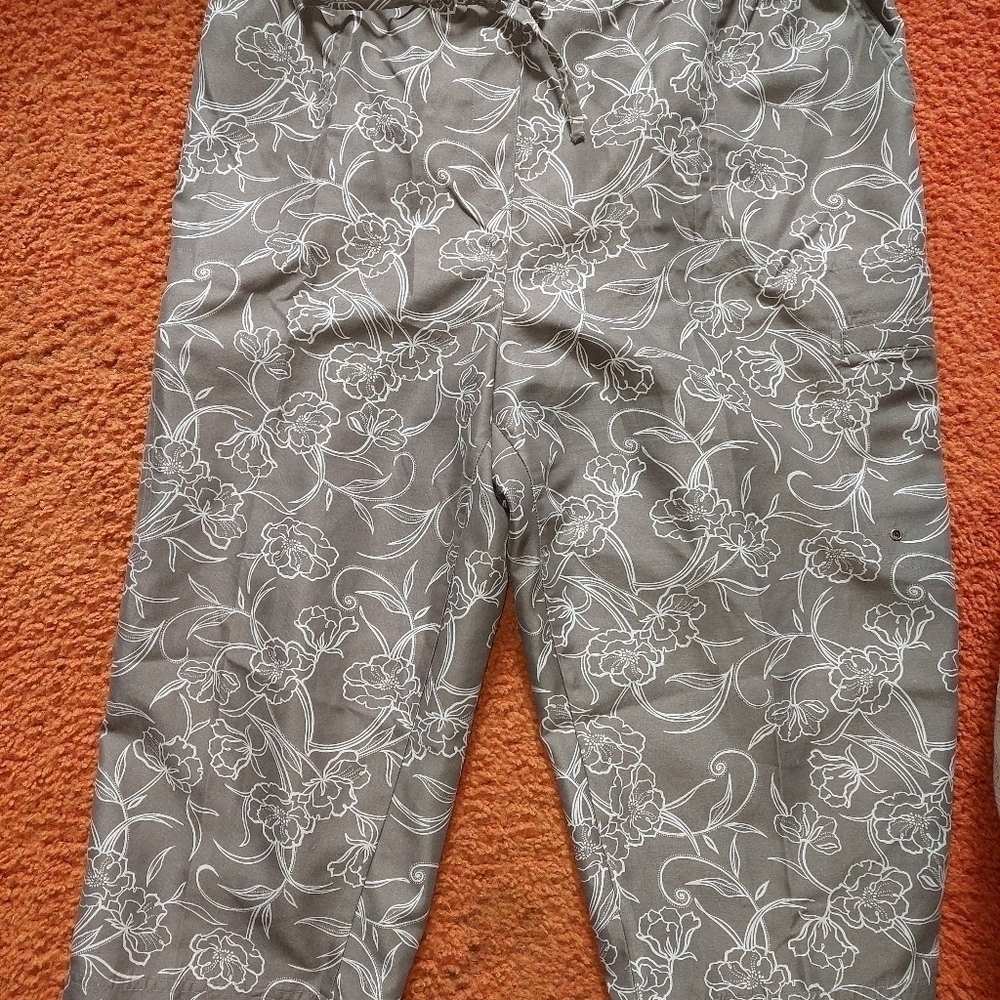Vintage* 90s Alia Grey-green/White Floral Capri